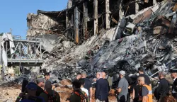 epa12187730 Israel's Prime Minister Benjamin Netanyahu (C) visits the site of the Weizmann Institute of Science, which was hit by Iranian missiles in the central city of Rehovot, Israel, 20 June 2025. Iran and Israel have been exchanging fire since Israel carried out missile strikes on Iran on 13 June 2025. EPA/JACK GUEZ/POOL