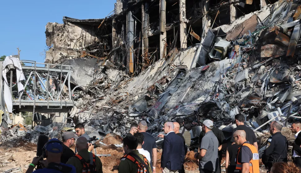 epa12187730 Israel's Prime Minister Benjamin Netanyahu (C) visits the site of the Weizmann Institute of Science, which was hit by Iranian missiles in the central city of Rehovot, Israel, 20 June 2025. Iran and Israel have been exchanging fire since Israel carried out missile strikes on Iran on 13 June 2025. EPA/JACK GUEZ/POOL