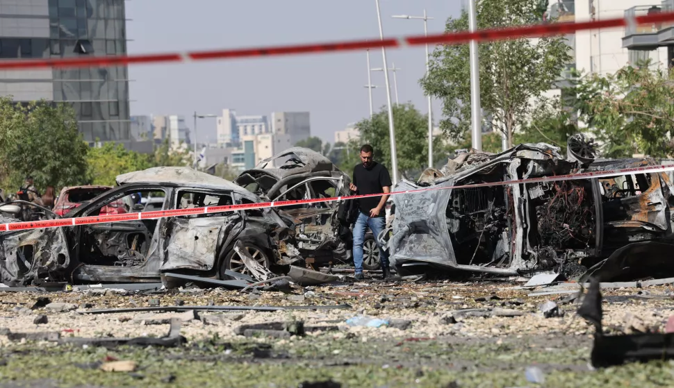 epa12186644 Police operate at the scene where Iranian ballistic missiles struck residential buildings in Beer Sheva, southern Israel, 20 June 2025. Israel and Iran have been exchanging fire since Israel launched strikes across Iran on 13 June 2025 as part of Operation 'Rising Lion.' EPA/ABIR SULTAN