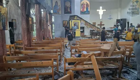Najmanje 20 ljudi je poginulo, a deseci su ozlijeđeni kada se bombaš samoubojica raznio u crkvi Mar Elias u četvrti Dweila u glavnom gradu Sirije Damasku u nedjelju, rekli su medicinski i sigurnosni izvori.