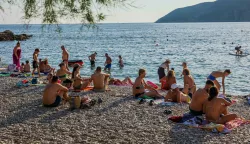 18.06.2025., Komiza - Poslijepodne na plazi Lucica koja se nalazi u samom centru. Photo: Zvonimir Barisin/PIXSELL