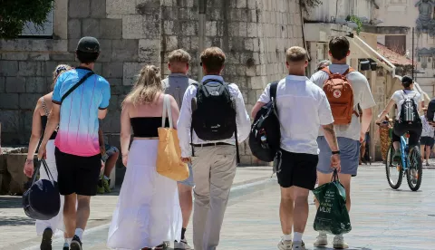 23.06.2025., Split- Na splitskoj rivi uglavnom turisti ali i oni traze hlad Photo: Ivana Ivanovic/PIXSELL