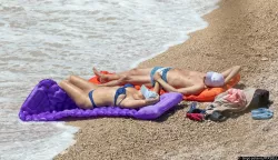 03.06.2025., Dubrovnik - Pravo ljeto na jugu Hrvatske. Plaz Banje na kojoj posjetitelji uzivaju u kupanju Photo: Grgo Jelavic/PIXSELL