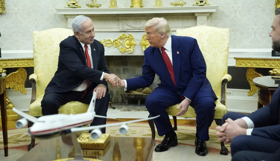 epa12016597 US President Donald Trump (R) meets with Israeli Prime Minister Benjamin Netanyahu (L) in the Oval Office of the White House in Washington, DC, USA, 07 April 2025. EPA/YURI GRIPAS/POOL