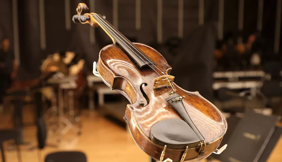 Osijek, 27. 09. 2024., KC, Koncertna dvorana Franjo Krežma, otvorenje, svečanost, koncert, uzvanici, violina - originalna violina Franje Krežme (Muzej Slavonije)SNIMIO BRUNO JOBST