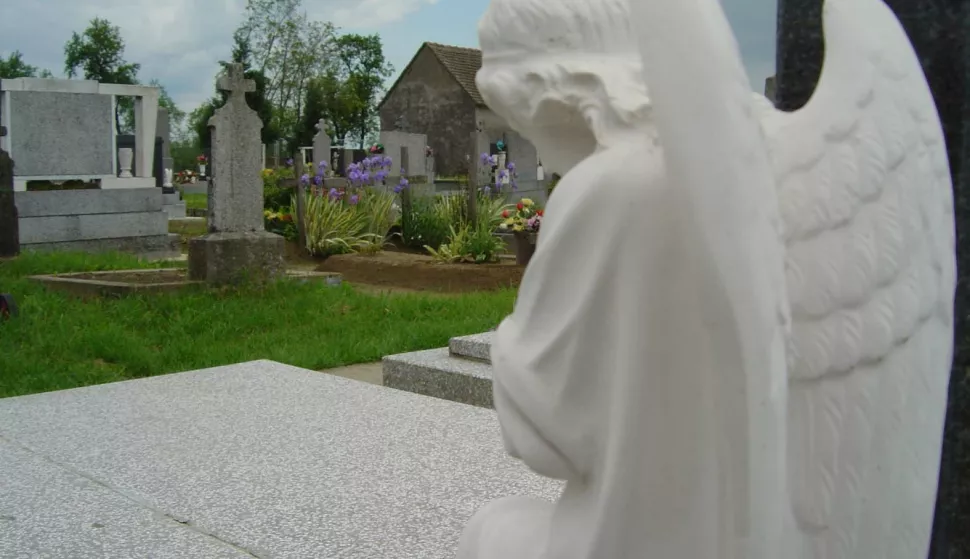 đakovačko prigradsko naselje iroko polje, groblje, 2004.snimio zlatko mesic