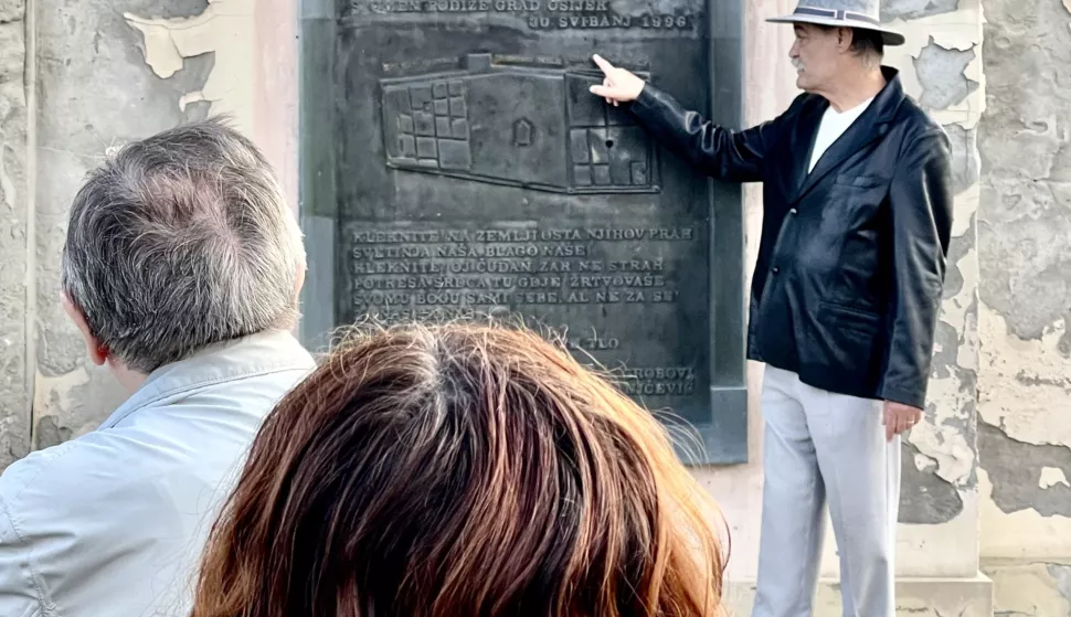 Osijek, 02. 11. 2023., Novogradsko groblje; Vlado Pest - turisticki vodic; obilazak; SNIMIO BRUNO JOBST 