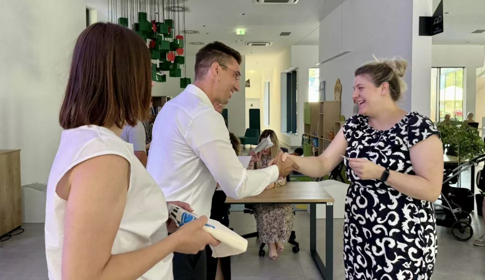 VINKOVCI - Vinkovački gradonačelnik Josip Romić u predvorju Gradske knjižnice i čitaonice uručio je jednokratne novčane naknade za novorođenu djecu - LIPANJ 2025.