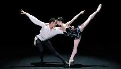 Balet koreografa i plesača Rolanda Petita "L'Arlésienne/Carmen", na glazbu Georgesa Bizeta, prvi će se put predstaviti hrvatskoj publici 27. lipnja u Hrvatskom narodnom kazalištu u Zagrebu