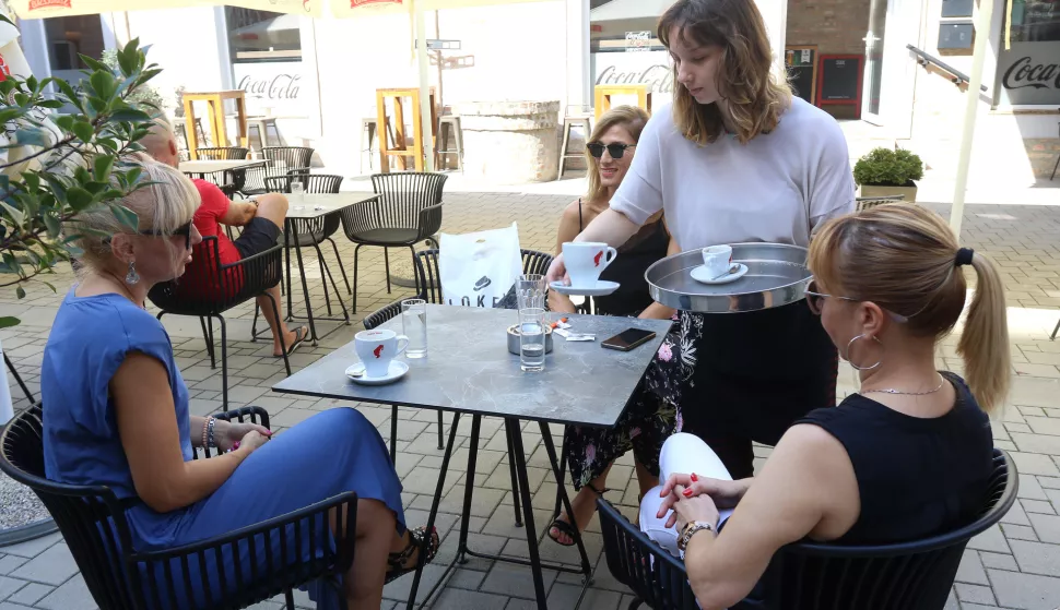Osijek, 26. 08. 2022, Ugostiteljstvo, kafic, terasa, konobar, konobarica, kavica, ilustracija.snimio GOJKO MITIĆ