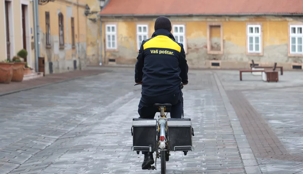 Osijek, 27. 02. 2025., Tvrđa, poštar, poštar raznosi poštu, Hrvatska pošta, slobodnjak, slobodnjaciSNIMIO BRUNO JOBST
