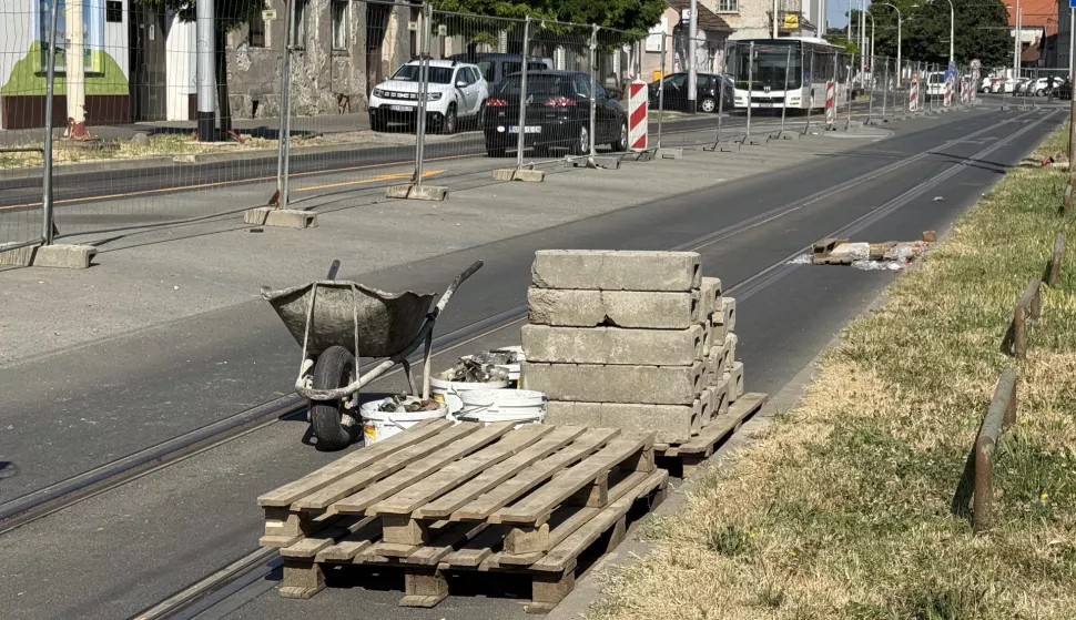 Osijek, 24. 06. 2025., Strossmayerova ulica, konferencija za medije, pukotina, pukotine na asfaltu, tramvajska pruga, oštećenje kolnika SNIMIO BRUNO JOBST