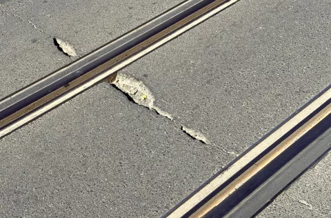 Osijek, 24. 06. 2025., Strossmayerova ulica, konferencija za medije, pukotina, pukotine na asfaltu, tramvajska pruga, oštećenje kolnika, oštećenje tramvajske pruge SNIMIO BRUNO JOBST