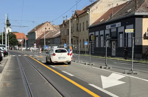 Osijek, 24. 06. 2025., Strossmayerova ulica, konferencija za medije, pukotina, pukotine na asfaltu, tramvajska pruga, oštećenje kolnika SNIMIO BRUNO JOBST