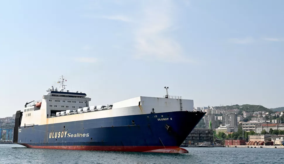 RIJEKA, 24. 06. 2025. ULUSOY 5, SEALINES, BROD, PRIJEVOZ AUTOMOBILA, LUKA RIJEKA, De Franceschijev gat, SNIMIO: VEDRAN KARUZA