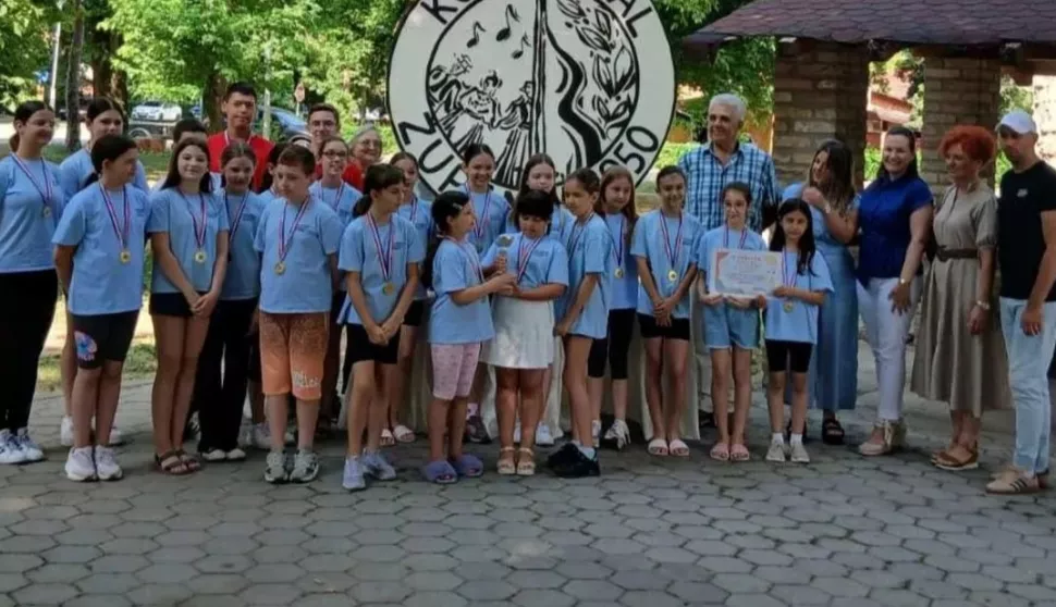Nagrađeni mali folklorašifoto: KUU Kristal Županja