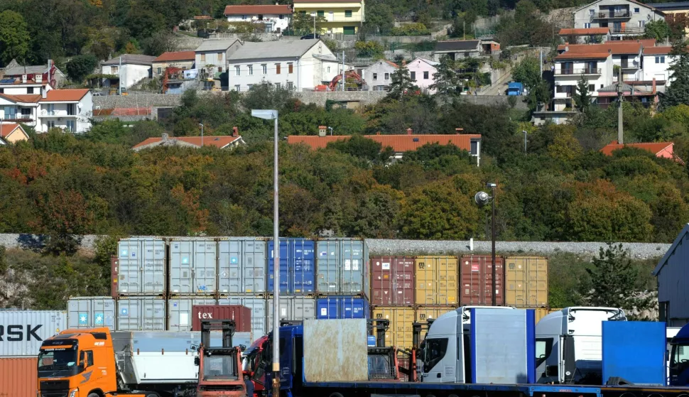 Kukuljanovo 27.10.2015. MoreLuka Rijeka pretovarni terminal u industrijskoj zoni Kukuljanovo Foto Marko Gracin 