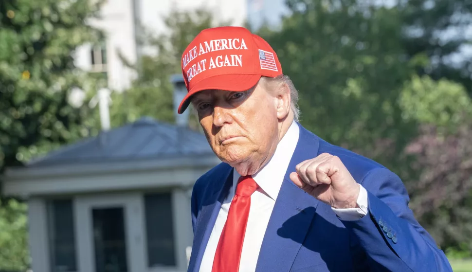 epa12190191 United States President Donald J Trump gestures as he walks on the South Lawn of the White House as he returns to the White House following an overnight visit to the Trump National Golf Club in Bedminster, New Jersey, in Washington, DC, USA, 21 June 2025. Later, the President is expected to receive an intelligence briefing with the National Security Council (NSC). EPA/RON SACHS/POOL