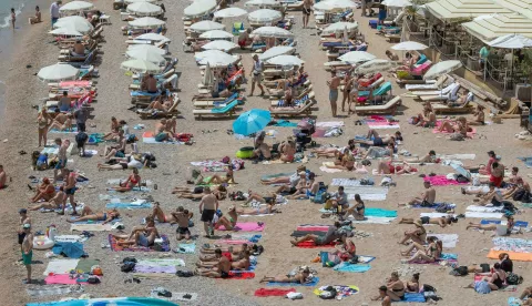 19.06.2025., Dubrovnik - Plaze pune kupaca i turisticka guzva. Photo: Grgo Jelavic/PIXSELL