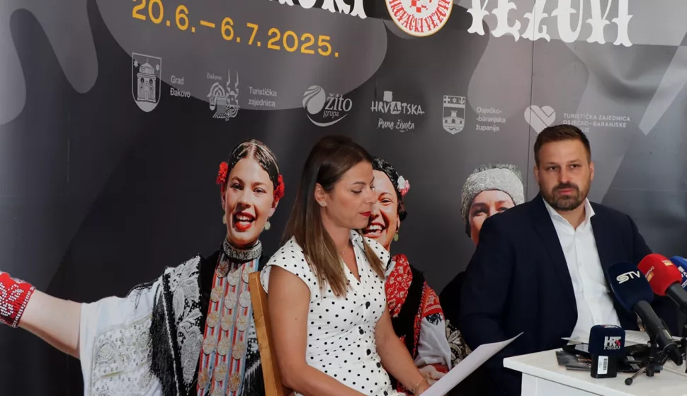 ĐAKOVOĐakovo od prošlog petka, kada su održani Dani otvorenih vinskih podruma Đakovačkog vinogorja i Bonavita, živi svoje 59. Đakovačke vezove, čiji je program predstavljen u srijedu na pressicilipanj 2025.Marija Borko i Marin Mandarić