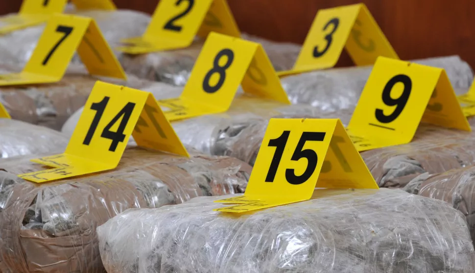 crna...vinkovci...28.06.2012.velika gradska vijecnica; policija i carina organizirale tiskovnu povodom pronalaska 302 kg marihuane u kamionu na mgcp bajakovo, koju je u praznom kamionu vozac pokucao prenijeti u hrvatsku, pe dalje za zapadne zemlje; procjenjena trzisna vrijednost zaplijenjene marihuane je 4,5 miliona kunafoto gordan panic