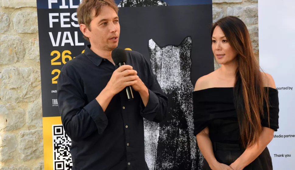 Dubrovnik, 26.06.2025. – Projekcijom filma "Anora" u vrtu Hotela Grand na otoku Lopudu kod Dubrovnika u četvrtak navečer otvoreno je peto izdanje Ponta Lopud Film Festivala. Na fotografiji Sean Baker i Samantha Quan. Foto HINA/Baldo MARUNČIĆ