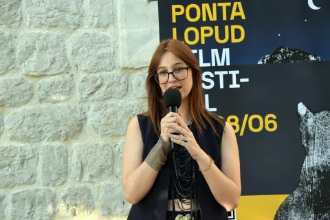 Dubrovnik, 26.06.2025. – Projekcijom filma "Anora" u vrtu Hotela Grand na otoku Lopudu kod Dubrovnika u četvrtak navečer otvoreno je peto izdanje Ponta Lopud Film Festivala. Na fotografiji Luna Brusselaers Sršen. Foto HINA/Baldo MARUNČIĆ