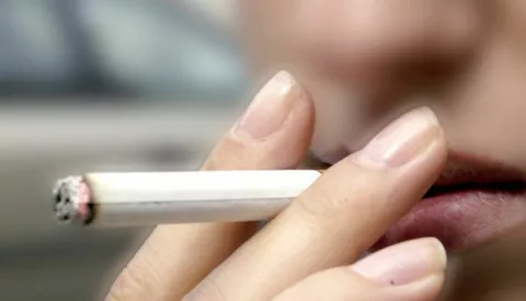 Osijek: 15.09.2006Maloljetnica pusi cigarete .....Snimio: Josip eri                 