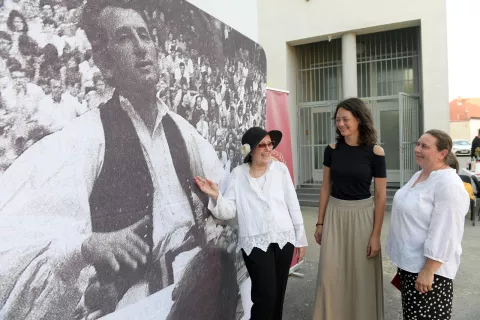 ĐAKOVOU okviru 59. Đakovačkih vezova, u Muzeju Đakovštine u četvrtak je otvorena izložba "Čovjek iza glazbe - stvaralački opus Julija Njikoša", posvećena tom velikanu slavonske glazbene baštinelipanj 2025.