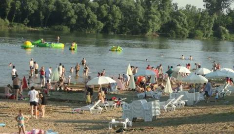 Slavonskobrodska gradska plaža Poloj, mjesto za odmor, rekreaciju i uživanje u prirodi, i službeno je otvorena2025.