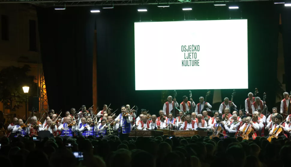 Osijek,31. 08. 2024, Trg Vatrosalva Lisinskog, zatvaranje Osječkog ljeta kulture, 24. OLJK-a. Koncet 100 violina iz Budimpešte.snimio GOJKO MITIĆ