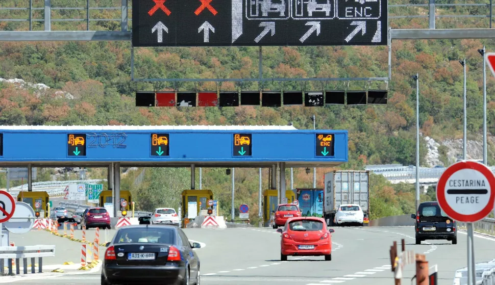 RIJEKA,13.08.2012.NOVOSTIILUSTRACIJA AUTO CESTA, AUTOPUT, HAC, AUTOCESTA RIJEKA ZAGREB, ARZ, KONCESIJA, AUTO, PROMET, CESTARINA, NA FOTO: NAPLATNE KUĆICE NAPLATA GROBNIKSNIMIO: SERGEJ DRECHSLER