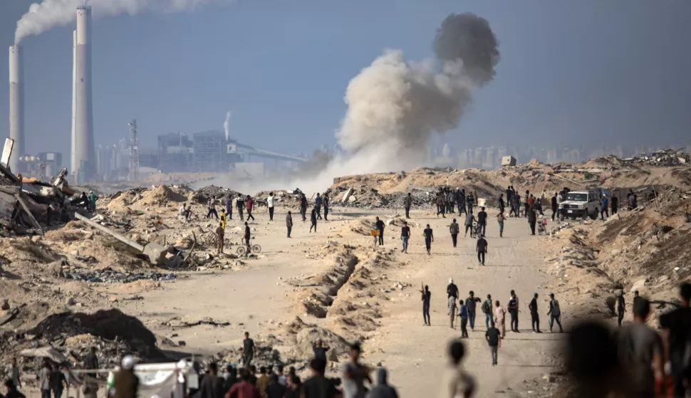 epaselect epa12197283 Smoke rises after an artillery shell fired by an Israeli tank towards aid seekers in the Zikim area, west of Gaza City, 25 June 2025. EPA/HAITHAM IMAD