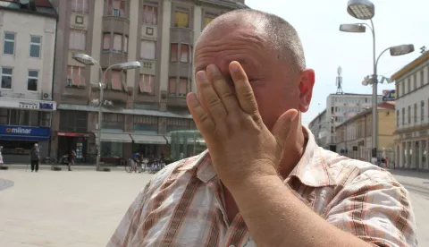 Osijek, 23.06.2017. - Dok ceka tramvaj na osjeckom sredisnjem trgu gospodin stalno brise znoj od velike vrucine.Foto: Zeljko Sepic