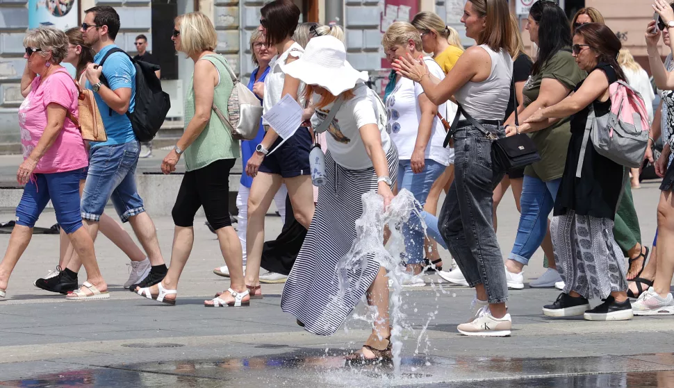 Osijek, 16. 06. 2025., Trg A. Starčevića, vrućina, vrućine, toplotni val, ljeto, ljetne vrućine, osvježenje, fontana, ljudi, slobodnjak; slobodnjaci SNIMIO BRUNO JOBST