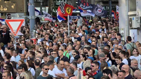 Beograd, 28.6.2025.- Prosvjed "Vidimo se na Vidovdan", na koji je pozvao studentski pokret po?eo je u subotu na beogradskom Trgu Slavija podsje?anjem na ?rtve pada nadstre?nice u Novom Sadu i 16-minutnom ?utnjoim od 19:11 sati, u vrijeme kad je pro?li prosvjed nasilno prekinut uporabom soni?nog oru?ja, ?to je vlast nijekala. foto HINA/ FoNet/ Marko Dragoslavi?/ ua