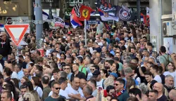 Beograd, 28.6.2025.- Prosvjed "Vidimo se na Vidovdan", na koji je pozvao studentski pokret po?eo je u subotu na beogradskom Trgu Slavija podsje?anjem na ?rtve pada nadstre?nice u Novom Sadu i 16-minutnom ?utnjoim od 19:11 sati, u vrijeme kad je pro?li prosvjed nasilno prekinut uporabom soni?nog oru?ja, ?to je vlast nijekala. foto HINA/ FoNet/ Marko Dragoslavi?/ ua