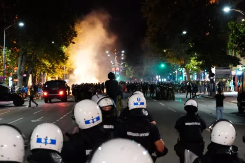 Beograd, 28.6.2025.- Srbijanska policija i ?andarmerija interveniraju u subotu nave?er protiv prosvjednika u sredi?tu Beograda nakon ?to su studenti proglasili kraj svog do tada mirnog prosvjeda na kojem su se okupili deseci tisu?a ljudi, a po izvje??ima medija ima ozlije?enih. foto HINA/ TANJUG/ VLADIMIR ?POR?I?/ ua
