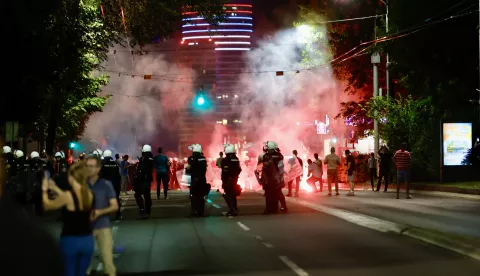 Beograd, 28.6.2025.- Srbijanska policija i ?andarmerija interveniraju u subotu nave?er protiv prosvjednika u sredi?tu Beograda nakon ?to su studenti proglasili kraj svog do tada mirnog prosvjeda na kojem su se okupili deseci tisu?a ljudi, a po izvje??ima medija ima ozlije?enih. Na slici ?andarmerija raspore?ena izme?u prosvjednika i "studenata koji ?ele u?iti". foto HINA/ TANJUG/ MARKO ?OKOVI?/ ua