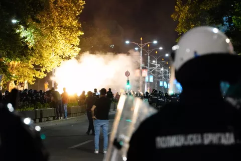 Beograd, 28.6.2025.- Srbijanska policija i ?andarmerija interveniraju u subotu nave?er protiv prosvjednika u sredi?tu Beograda nakon ?to su studenti proglasili kraj svog do tada mirnog prosvjeda na kojem su se okupili deseci tisu?a ljudi, a po izvje??ima medija ima ozlije?enih. foto HINA/ TANJUG/ VLADIMIR ?POR?I?/ ua