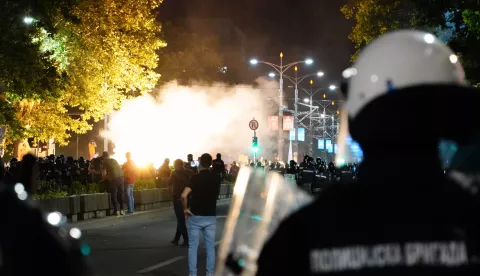 Beograd, 28.6.2025.- Srbijanska policija i ?andarmerija interveniraju u subotu nave?er protiv prosvjednika u sredi?tu Beograda nakon ?to su studenti proglasili kraj svog do tada mirnog prosvjeda na kojem su se okupili deseci tisu?a ljudi, a po izvje??ima medija ima ozlije?enih. foto HINA/ TANJUG/ VLADIMIR ?POR?I?/ ua