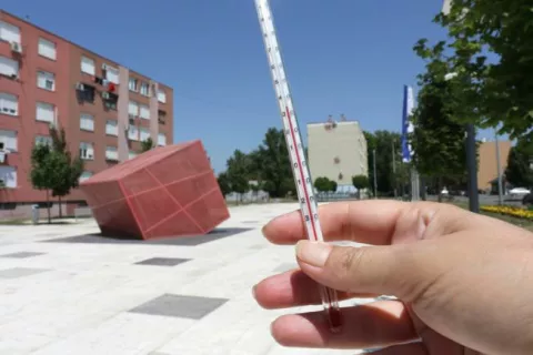 OSIJEK, 11. 07. 2017, LJETO VRUČINA. OSIJEK, NA +35*C. TOPOLOTNI VAL U OSIJEKU. TRG, JUG 2, KOD KONZUMA. snimio GOJKO MITIĆ