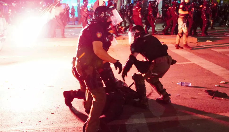 Beograd, 28.6.2025.- Vi?e prosvjednika i policajaca ozlije?eno je u subotu u nave?er nakon ?to je policija intervenirala poslije slu?benog zavr?etka masovnog studentskog prosvjeda u sredi?tu Beograda s kojeg je ponovljen zahtjev za raspisivanje prijevremenih izbora. foto HINA/ TANJUG/ VLADIMIR ?POR?I?/ ua