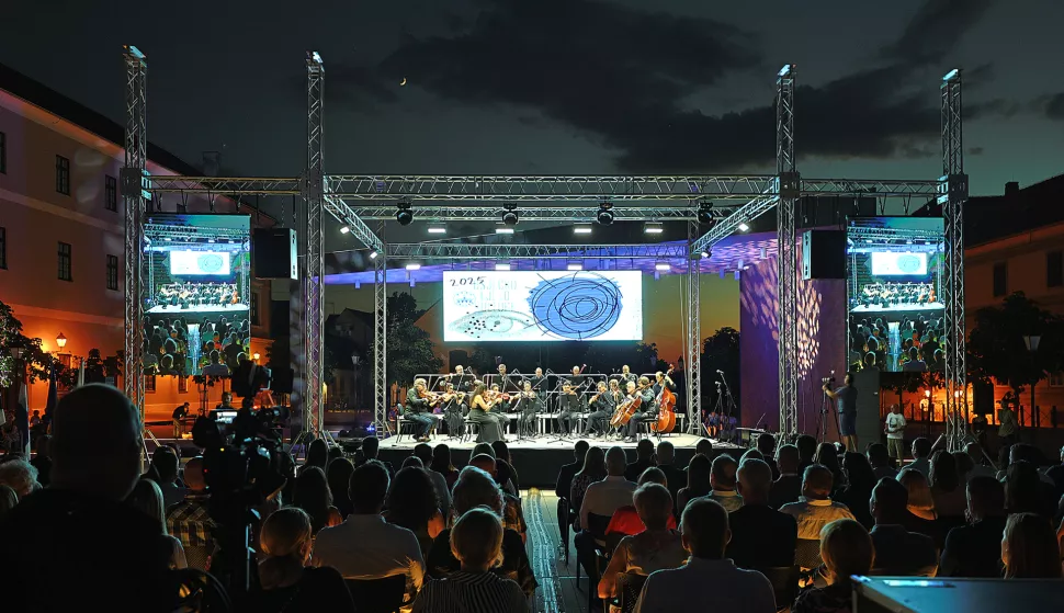 Osijek, 29. 06. 2025., Trg Vatroslava Lisinskog, OLJK, OLJK 2025, otvorenje, glazbeni nastup, svečano otvorenje, komorni orkestar Cameristi della scalla; MilanoSNIMIO BRUNO JOBST