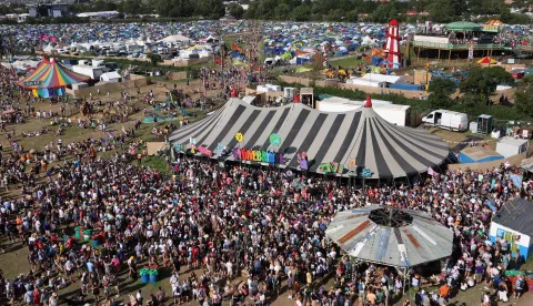 epa12199439 Festival goers at Glatonbury during day two of the Glastonbury Festival at Worthy Farm near Pilton, Somerset, Britain, 26 June 2025. The Glastonbury Festival of Contemporary Performing Arts 2025 runs from 25 to 29 June 2025. EPA/ANDY RAIN