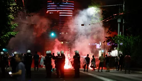 Beograd, 28.6.2025.- Vi?e prosvjednika i policajaca ozlije?eno je u subotu u nave?er nakon ?to je policija intervenirala poslije slu?benog zavr?etka masovnog studentskog prosvjeda u sredi?tu Beograda s kojeg je ponovljen zahtjev za raspisivanje prijevremenih izbora. foto HINA/ TANJUG/ MARKO ?OKOVI?/ ua