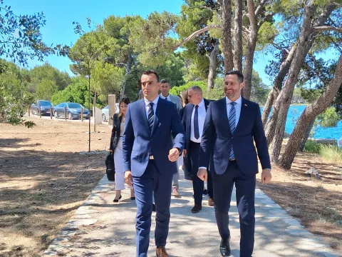 Šibenik, 30.06.2025. - Hrvatska postoje cjelogodišnja turistička destinacija, na tragu onoga što se i želi postići aktualnim politikama, ustvrdio je u ponedjeljak ministar turizma i sporta Tonči Glavina, a za dokaz je ponudio pozitivne podatke i trendove o turističkom prometu i prihodima izvan glavne sezone. Na fotografiji Paško Rakić, Tonči Glavina. foto HINA/ Snježana KLARIĆ/ tm