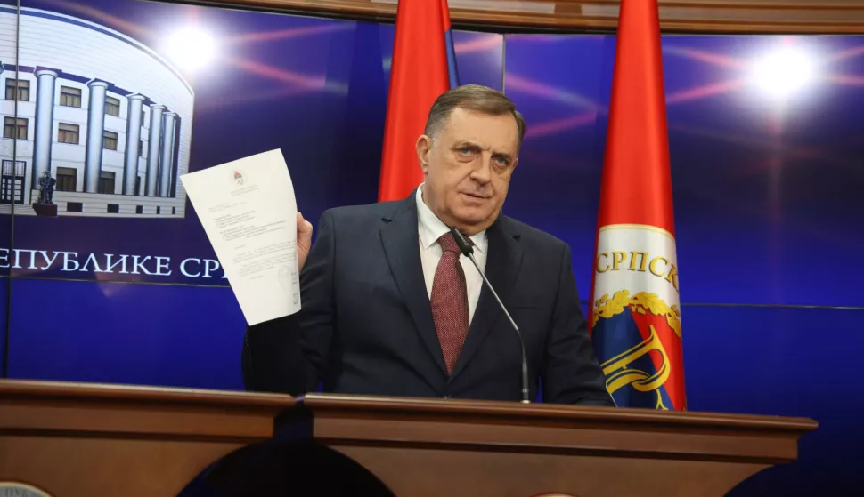 Banja Luka, 27.2.2025. - ?elnik u BiH Milorad Dodik pozvao je na usvajanje zakona kojim bi se osporile dr?avne institucije na teritoriju entiteta. Obra?aju?i se zastupnicima Narodne skup?tine Republike Srpske, Dodik je pojasnio da se entitetskim zakonom prakti?no onemogu?ava rad dr?avnih pravosudnih i sigurnosnih institucija na njezinome tlu. foto HINA/ TANJUG/ FOTO SRNA/ Borislav Zdrinja/ ua