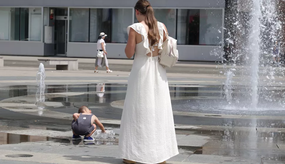 Osijek, 16. 06. 2025., Trg A. Starčevića, vrućina, vrućine, toplotni val, ljeto, ljetne vrućine, osvježenje, fontana, ljudi, slobodnjak; slobodnjaci SNIMIO BRUNO JOBST