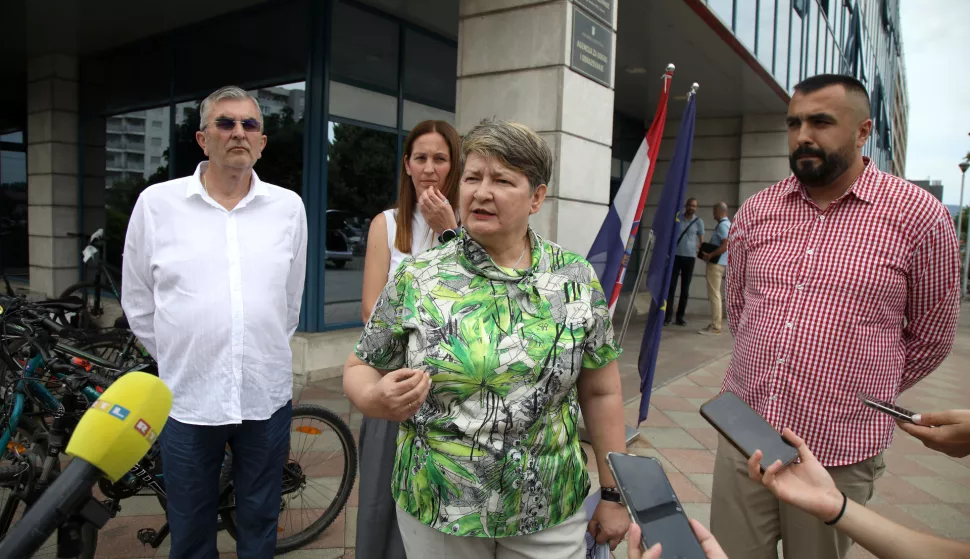 Zagreb, 01.07.2025 - Konferencija za medije novoosnovanog Srednjoškolskog sindikata Znanje, održana je ispred Ministarstva znanosti i obrazovanja. Na fotografiji Davor Pinter, Ivana Dujmović, predsjednica Srednjoškolskog sindikata Znanje, Nada Lovrić, Ivo Devčić.foto HINA/ Denis CERIĆ /dc